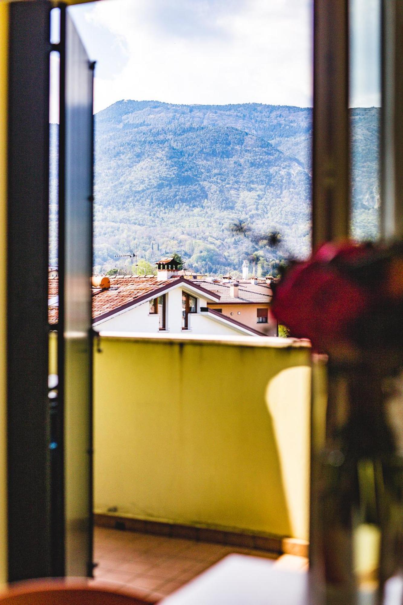 Appartamento Borgo Peschiere Maniago Buitenkant foto